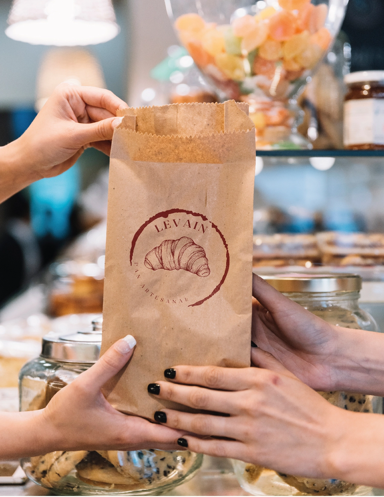 persona generando manual de identidad de marca